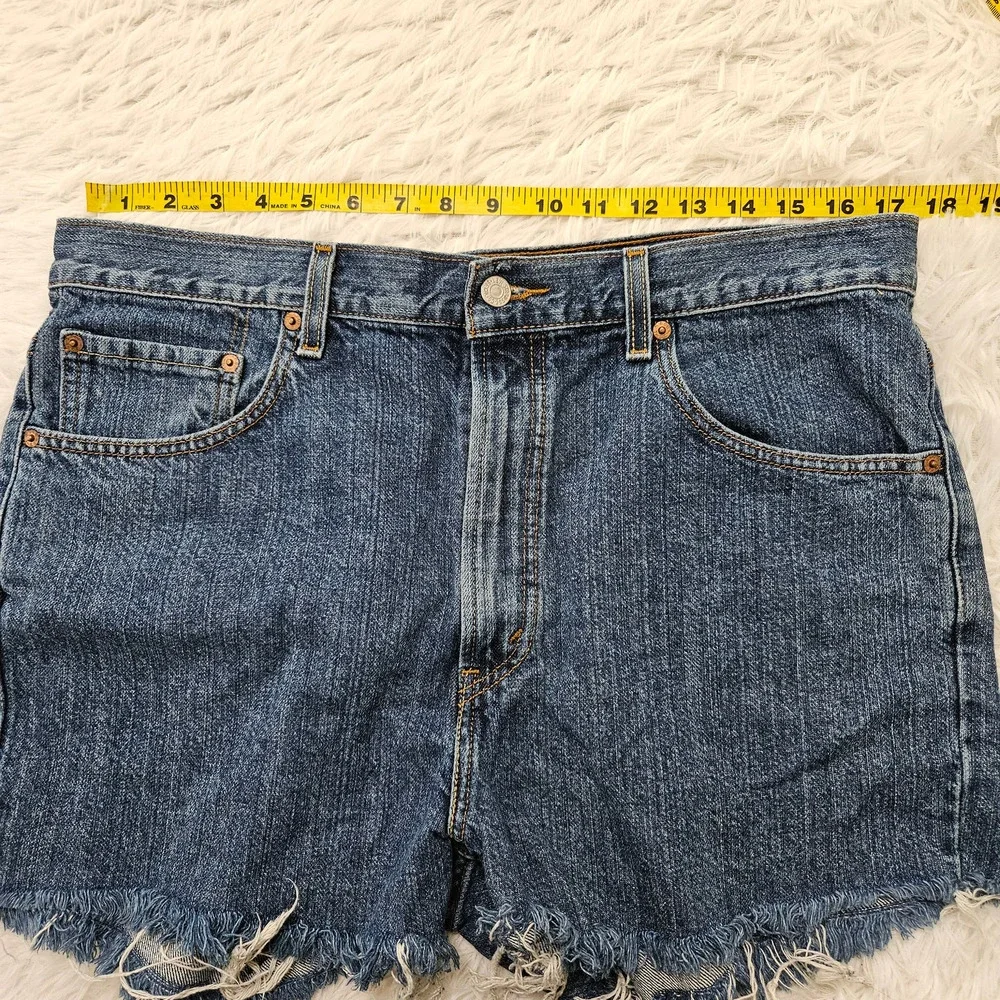 Levi's Women's Medium Blue Denim Raw Hem High Rise 505 Shorts. Size 36 - Picture 6 of 9